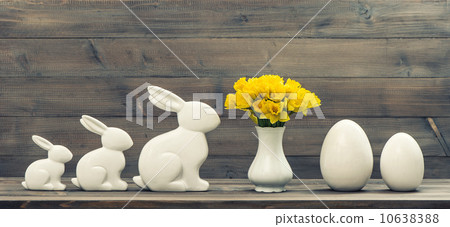 narcissus flowers with easter bunny and eggs 10638388