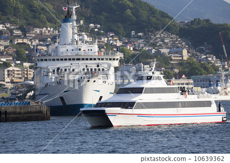 穿過長崎港的高速船 10639362
