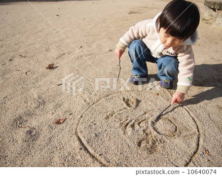 Draw on sand 10640074