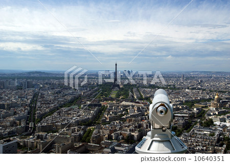 Telescope viewer and city skyline at daytime. Paris, France. 10640351