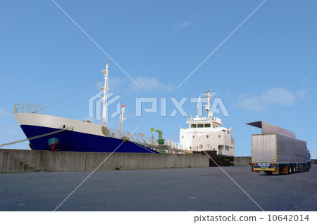 Cargo ship 10642014