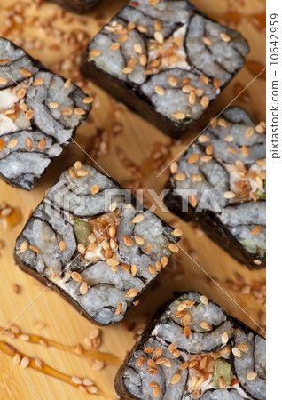 sesame sushi rolls 10642959