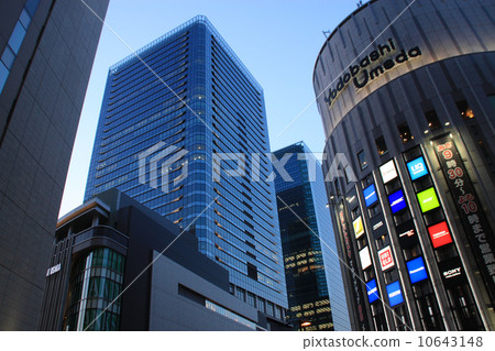 Evening landscape of the city 10643148