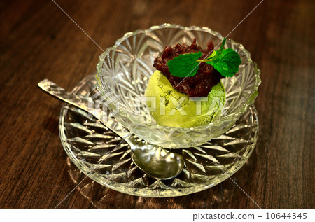 Green tea ice-cream with red bean topping 10644345