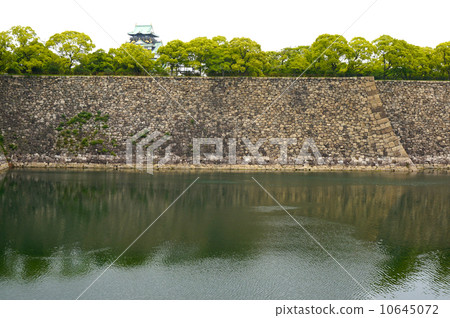 Fresh green moat and Osaka Castle Fresh green moat and Osaka Castle 10645072