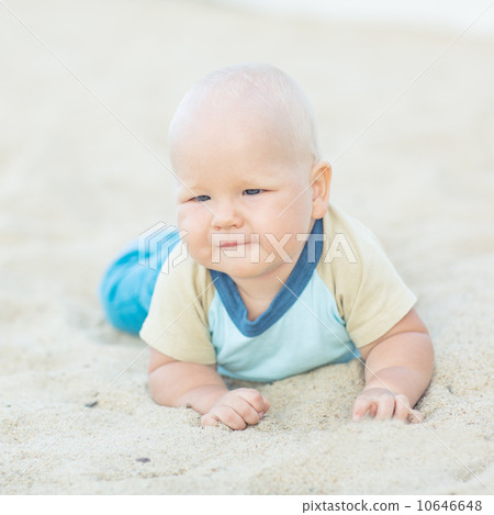 Baby on the beach 10646648