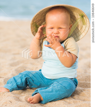 Baby on the beach 10646649