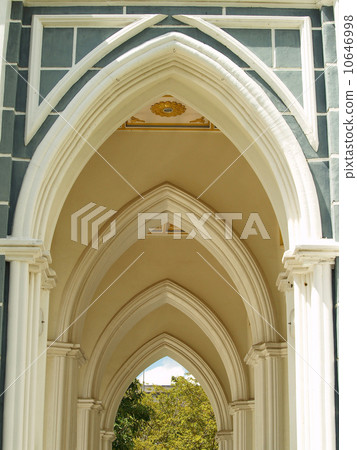 Entry arch in church 10646998