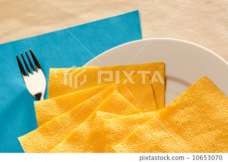Plate, fork and serviette 10653070