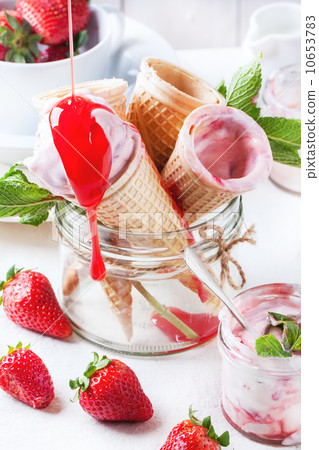 Strawberry ice cream Strawberry ice cream 10653783