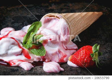 Strawberry ice cream 10653790