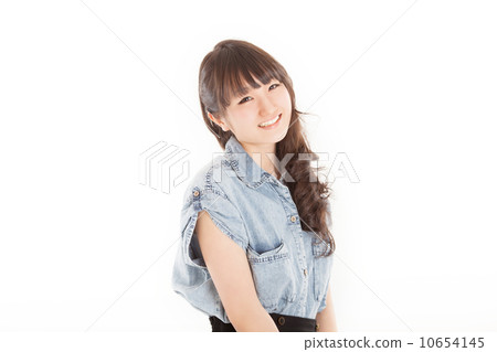 一個女孩帶著長長的波浪頭髮可愛的笑容 10654145