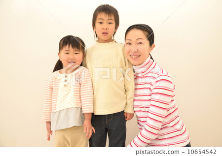 Smile parent and child 10654542