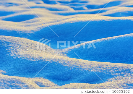 Waves of snow 10655102