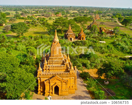 Pagoda group forested in the plain (Bagan / Myanmar) 10656735