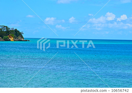 Okinawa's sea / horizontal line (Yago Islands / Okinawa Prefecture Nago City) 10656742