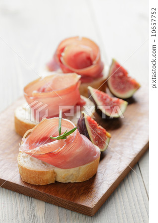canapes with spanish jamon 10657752