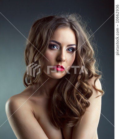 Beautiful curly-haired makeup model posing nude Beautiful curly-haired makeup model posing nude 10662936