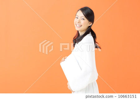 A young lady with a laptop 10663151