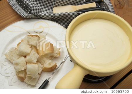 cheese fondue  10665700