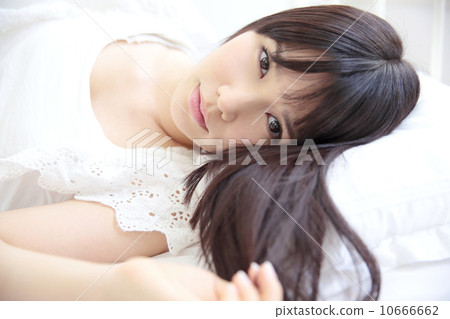 年輕的女士美女 年輕的女士美女 10666662