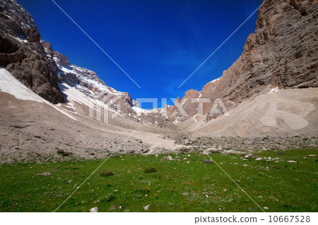 Camping place in mountain Camping place in mountain 10667528