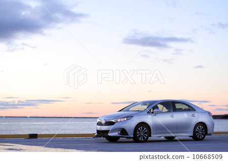 A hybrid car that is kind to the earth [Sunrise] 10668509