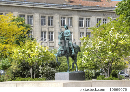 Statue of Jeanne d'Arc. Reims, France Statue of Jeanne d'Arc. Reims, France 10669076