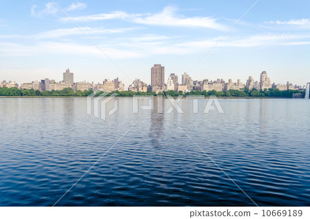 Reservoir in Central Park, New York 10669189