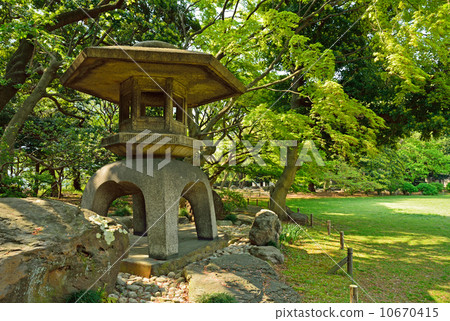 Former Iwasaki mansion garden · Yukimi lantern 10670415