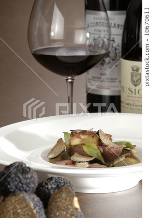 黑松露有很多與紅葡萄酒搭配的肉類菜餚 10670611