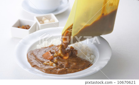 在私人容器中加入溫熱的咖哩醬 10670621