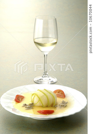 Exquisite French cuisine that fits white wine 10670844