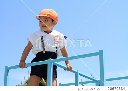 孩子們爬上叢林健身房 10670884