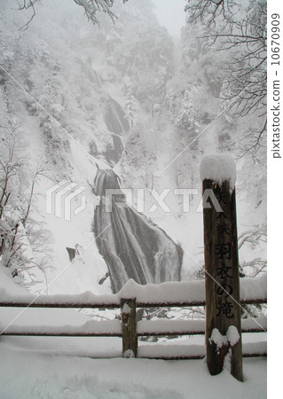 Snowy landscape, Hagoromo Falls 10670909