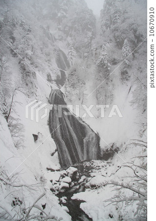 Hagoromo Falls, Snowscape 10670910