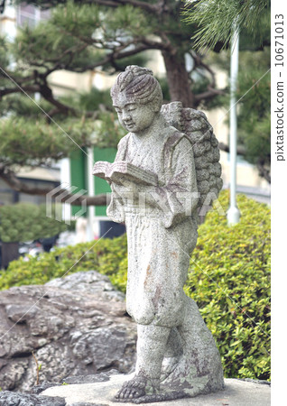 A stone statue of Kinjiro Ninomiya at elementary school 10671013