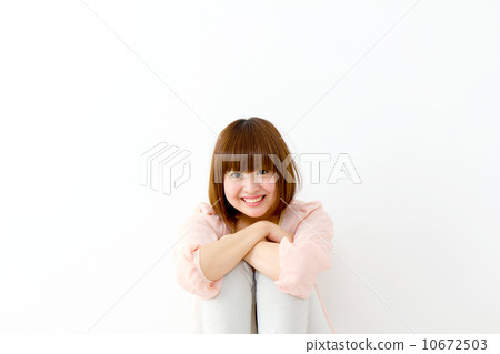 A woman sitting 10672503