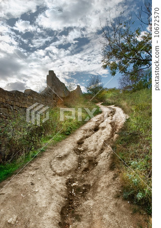 dirt road up to hill dirt road up to hill 10672570