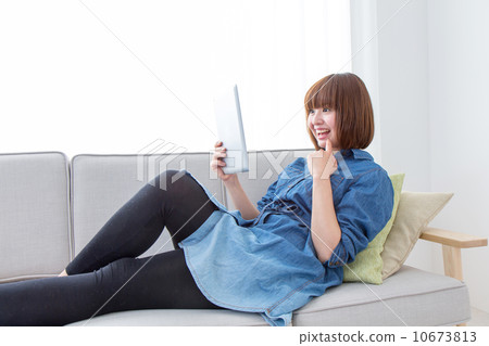 一個玩平板電腦的女人 一個玩平板電腦的女人 10673813