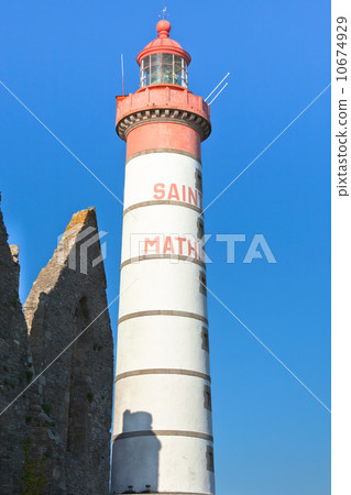 Abbey ruin and lighthouse, Pointe de Saint-Mathieu, Brittany, Fr Abbey ruin and lighthouse, Pointe de Saint-Mathieu, Brittany, Fr 10674929