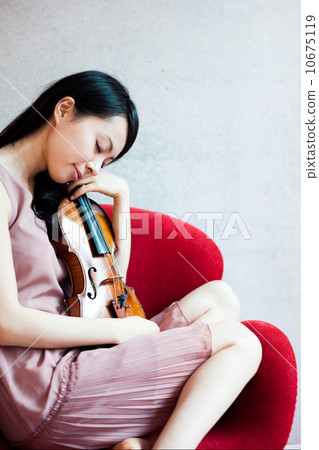 拿著小提琴的婦女 10675119