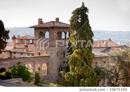 Todi, town in Umbria, Italy 10675389