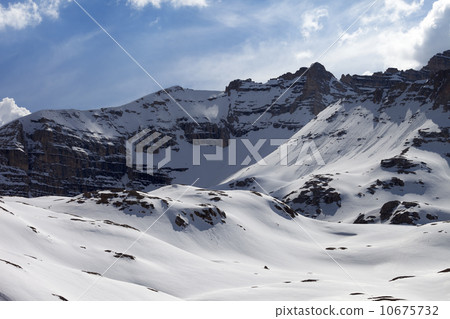 Snowy rocks Snowy rocks 10675732