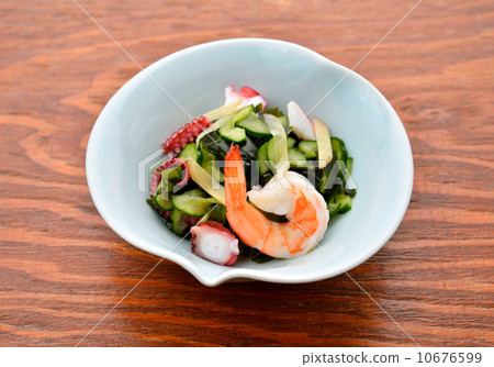黃瓜和裙帶菜醋的物品(章魚和蝦煮) 黃瓜和裙帶菜醋的物品(章魚和蝦煮) 10676599