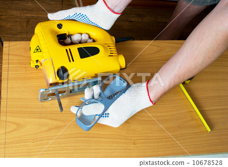 Jigsaw and glasses 10678528