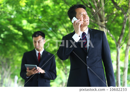 Asian businessman on the go Asian businessman on the go 10682233