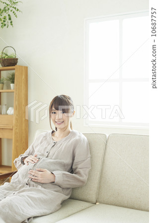 Pregnant woman with a stomach 10687757