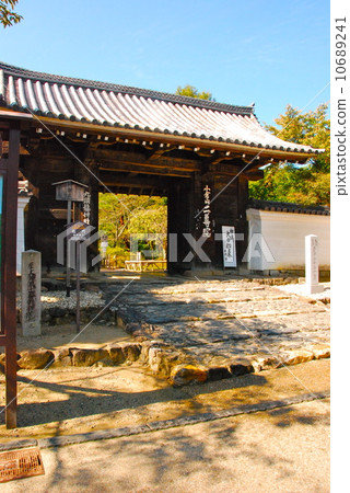 "General gate" of Ninomori (Sagaji-no-mado Fudojin-machi, Kyoto Ward, Kyoto City) 10689241