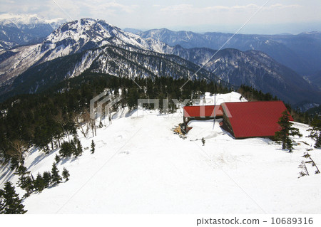 Mountain climbing snowy mountain ~ Nishihohozusa of remaining snow Mountain climbing snowy mountain ~ Nishihohozusa of remaining snow 10689316